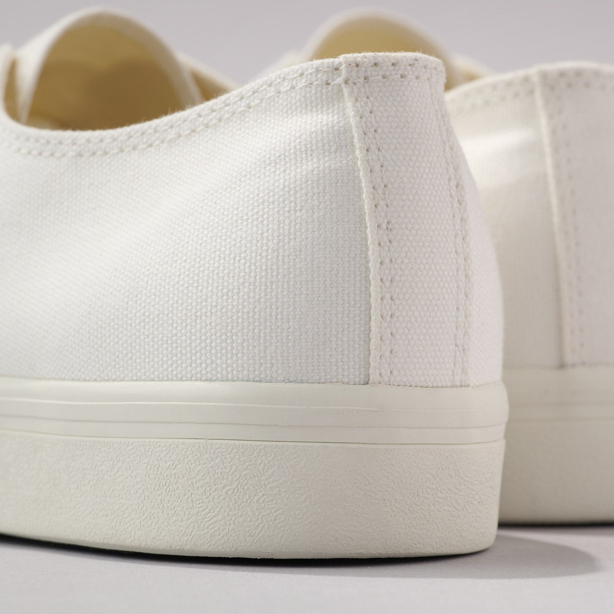 無印良品の白スニーカー／紳士疲れにくい撥水スニーカーのヒール