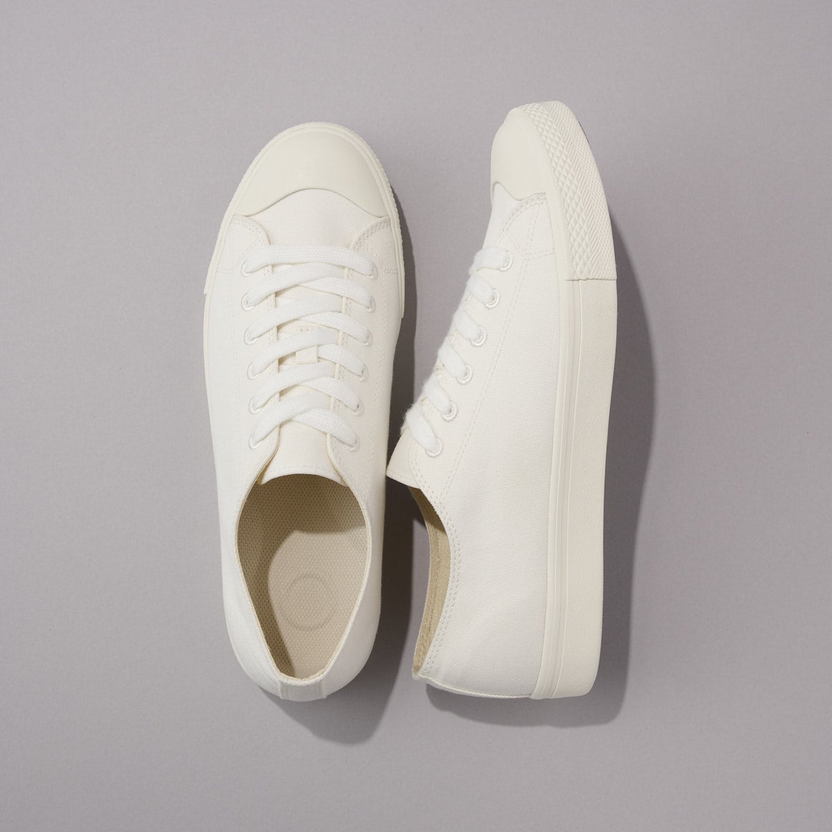 無印良品の白スニーカー／紳士疲れにくい撥水スニーカーの俯瞰