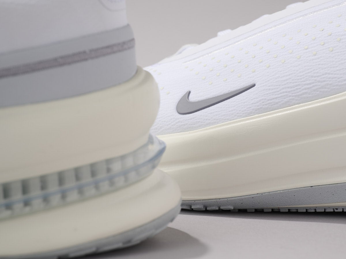 ナイキ エア ズーム アップターン SC　スウッシュロゴ　寄り