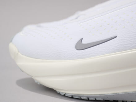 毎日履きたくなる「ナイキ」白スニーカー。ランニングシューズのような履き心地!?  通気性×耐久性にも自信あり。弾むようなクッショニングにファン多数！