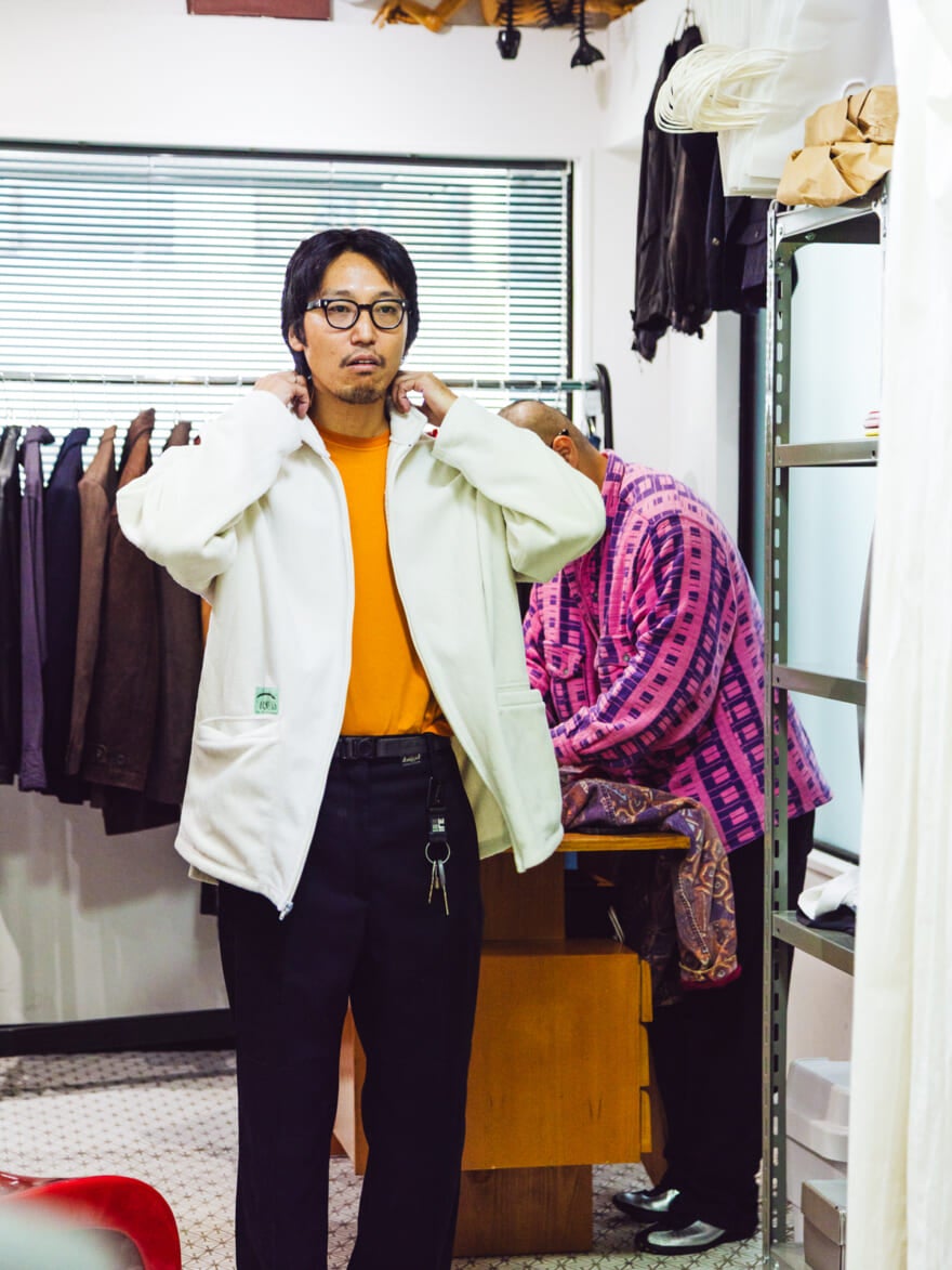 白いブルゾンを試着するスタイリスト泉さん