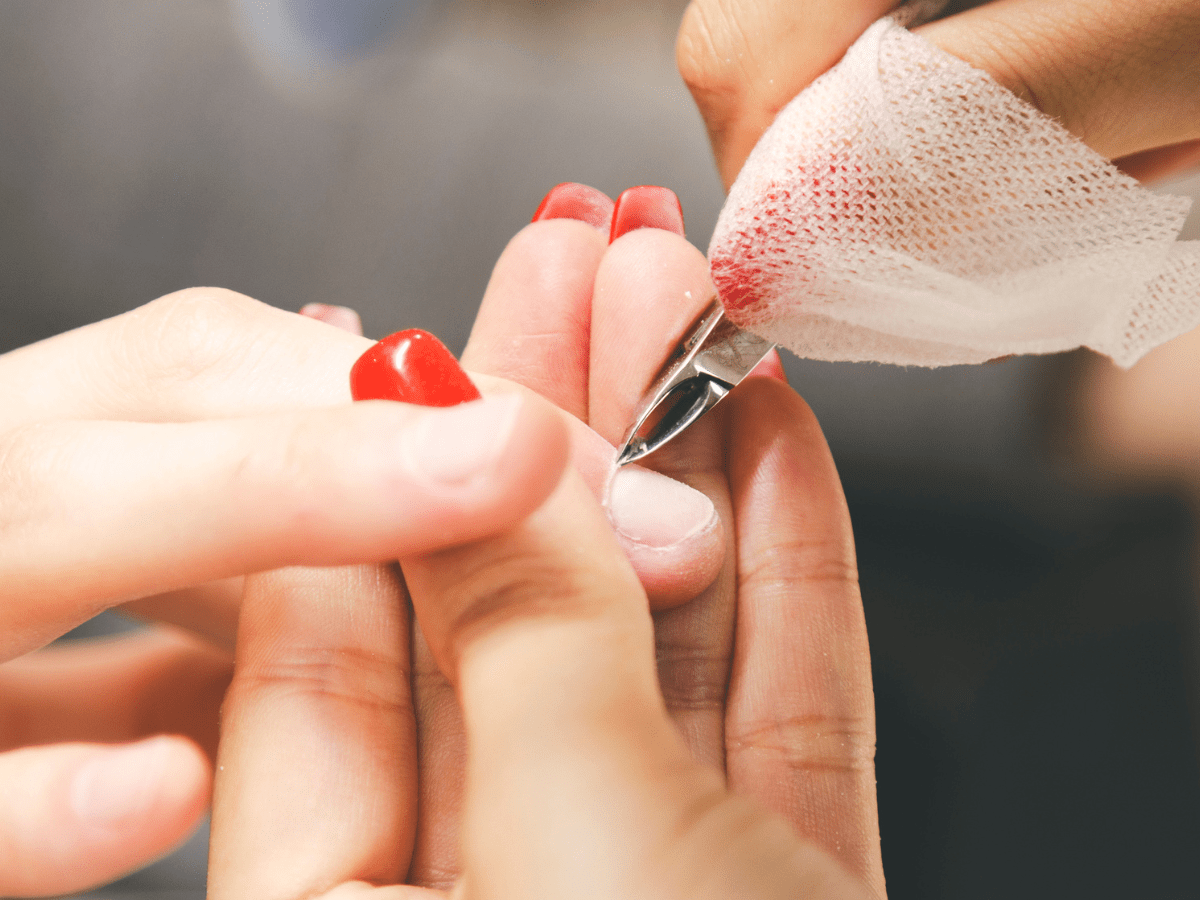 ニッパーを使って、甘皮を除去