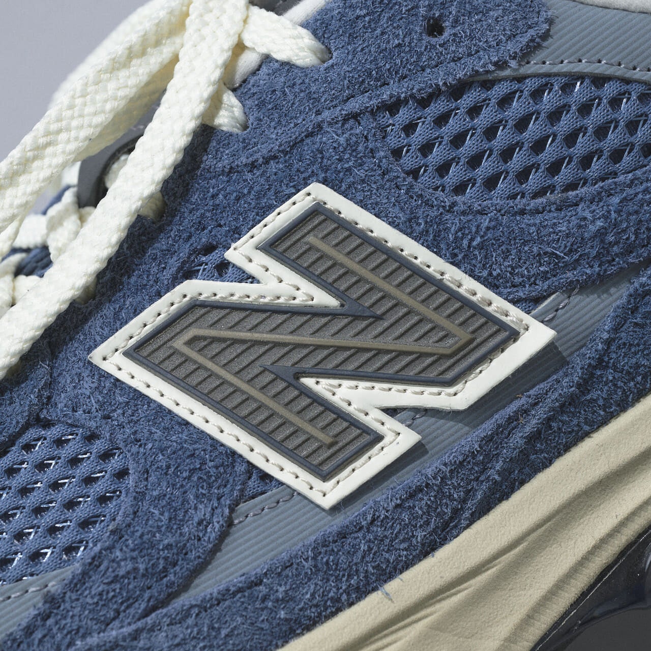 エディターが愛用するニューバランスのスニーカー2010のNロゴ