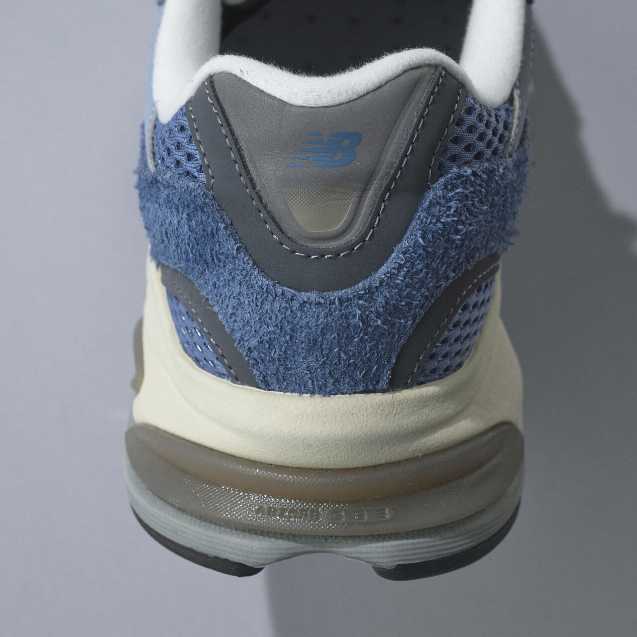 エディターが愛用するニューバランスのスニーカー2010のヒール寄り