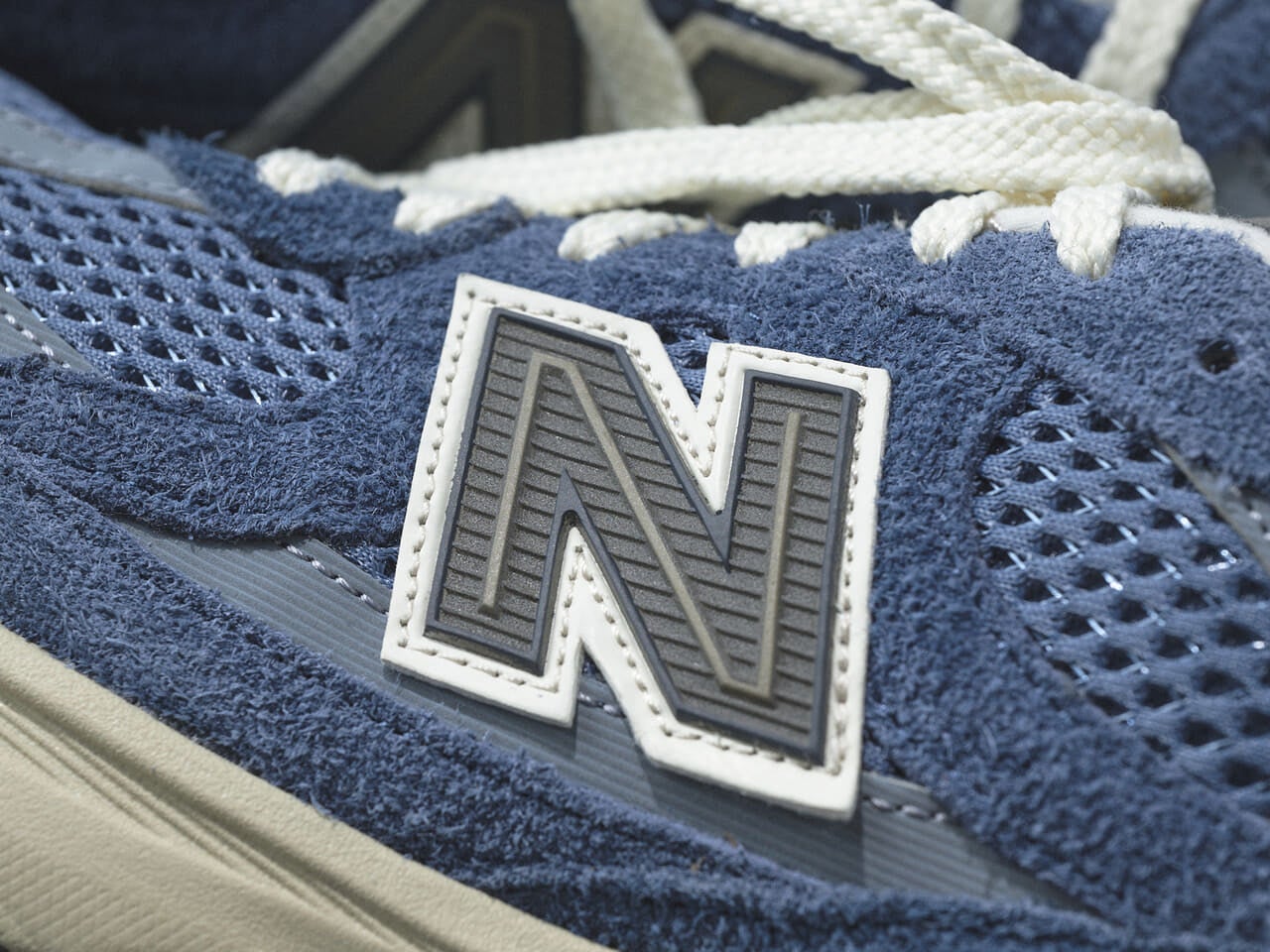 エディターが愛用するニューバランスのスニーカー2010のNロゴ寄り