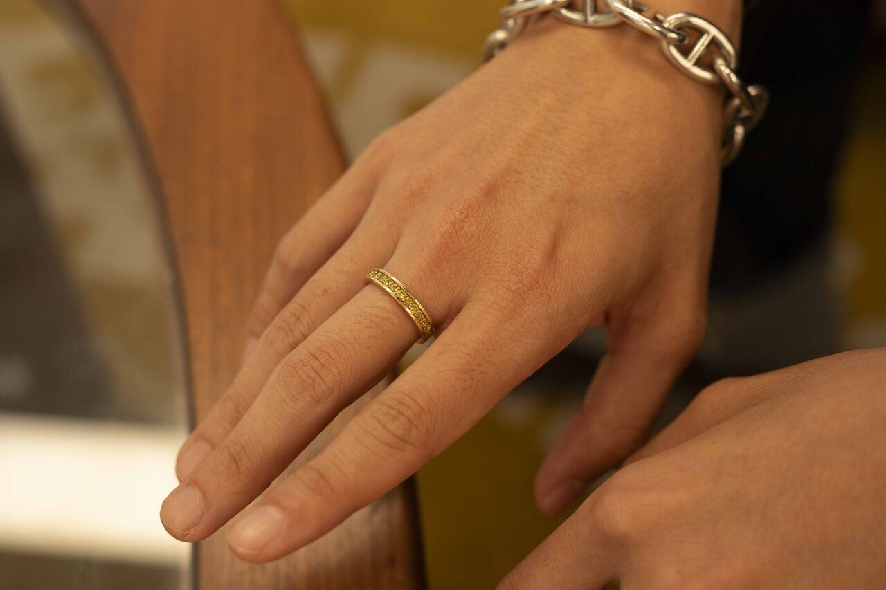 トゥモローランドプレス 井上直哉さんのカルティエの結婚指輪の寄り