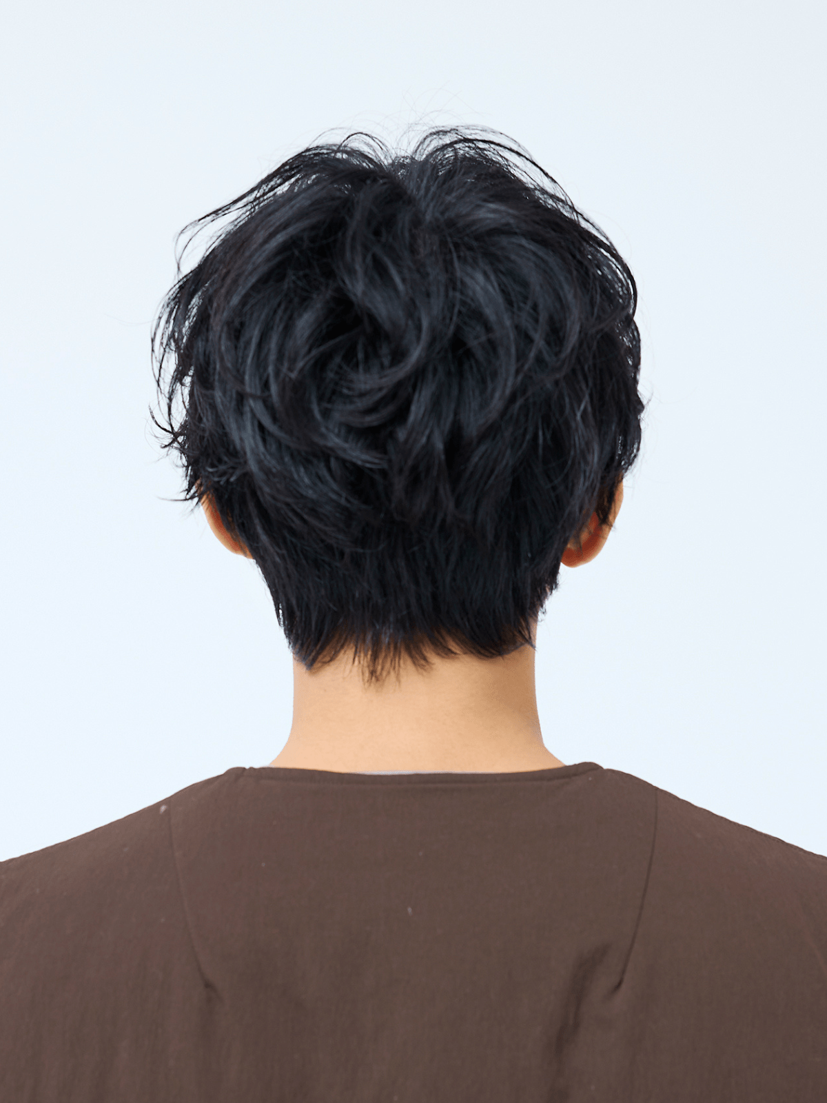 エフォートレスな印象が決め手。ラフなパーマでつくるニュアンスショート