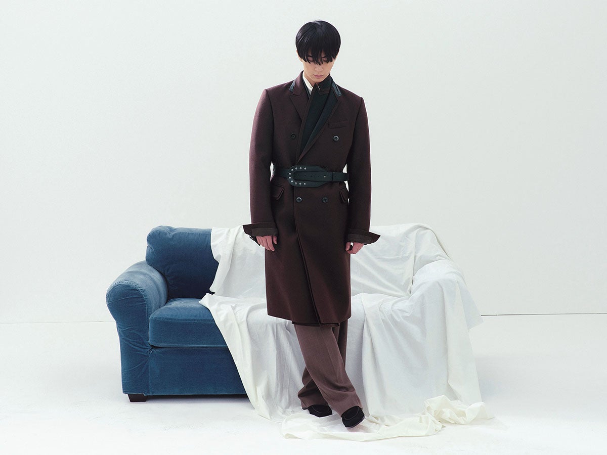 ユーモアのあるチェスターを着こなす俳優の野村康太さん