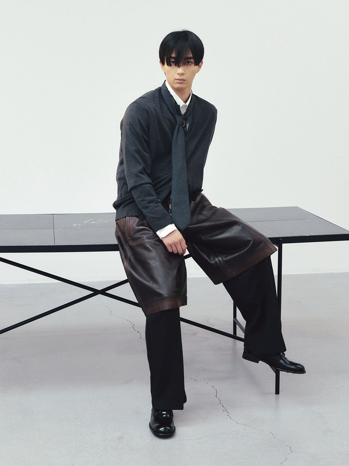 ボトム同士のレイヤードを着こなす俳優の野村康太さん