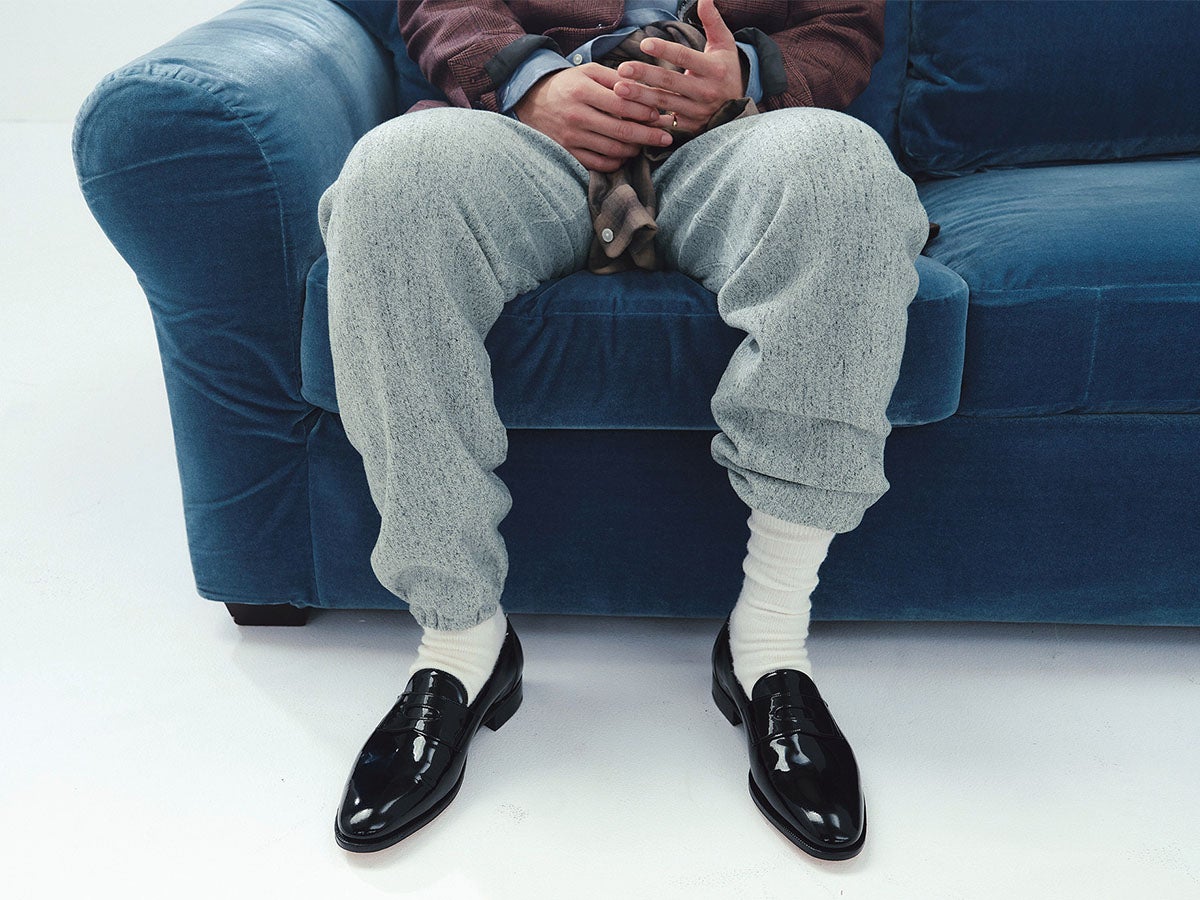 ジョンロブ×リラクシングコーディネートを着こなす俳優の野村康太さん