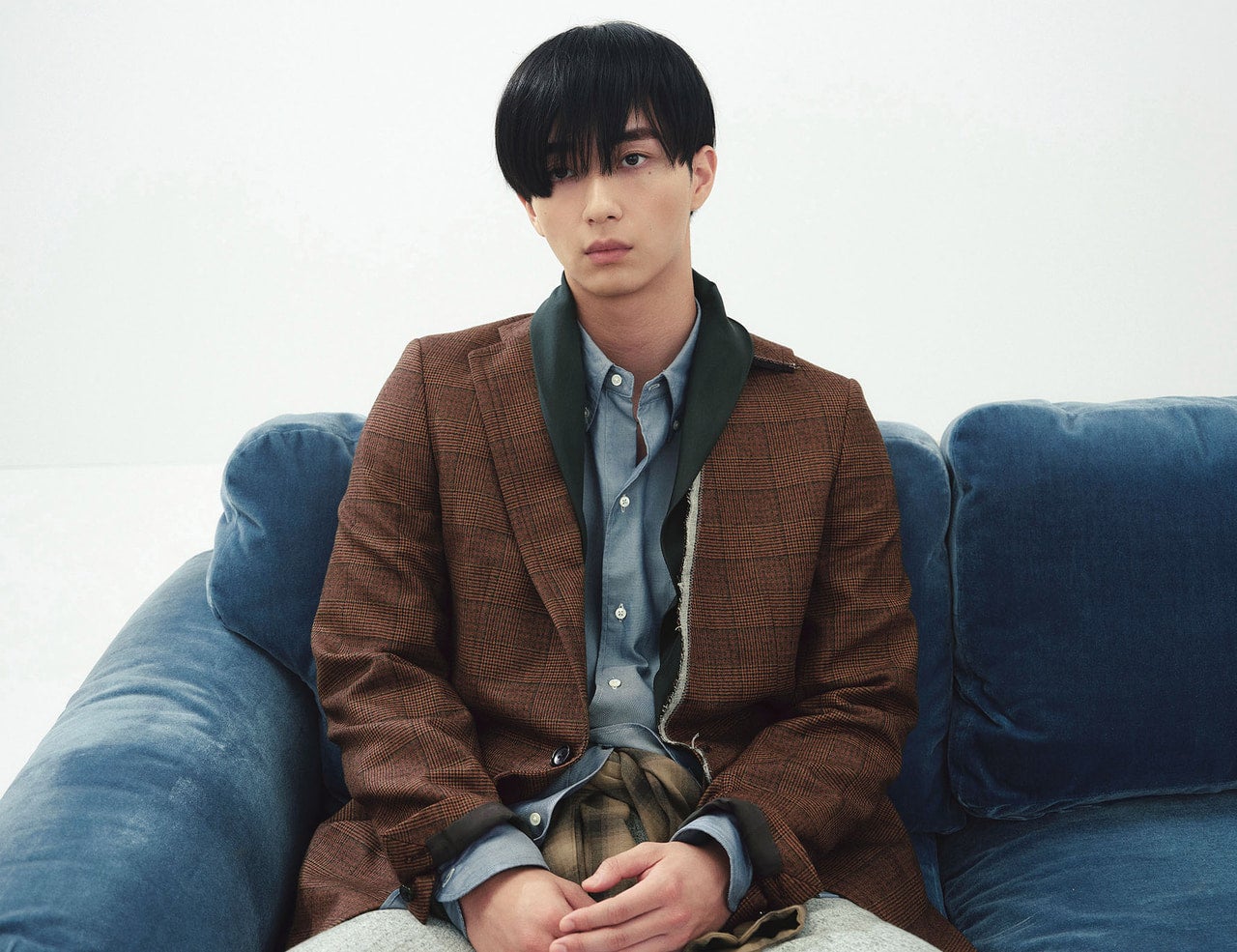 ジョンロブ×リラクシングコーディネートを着こなす俳優の野村康太さん