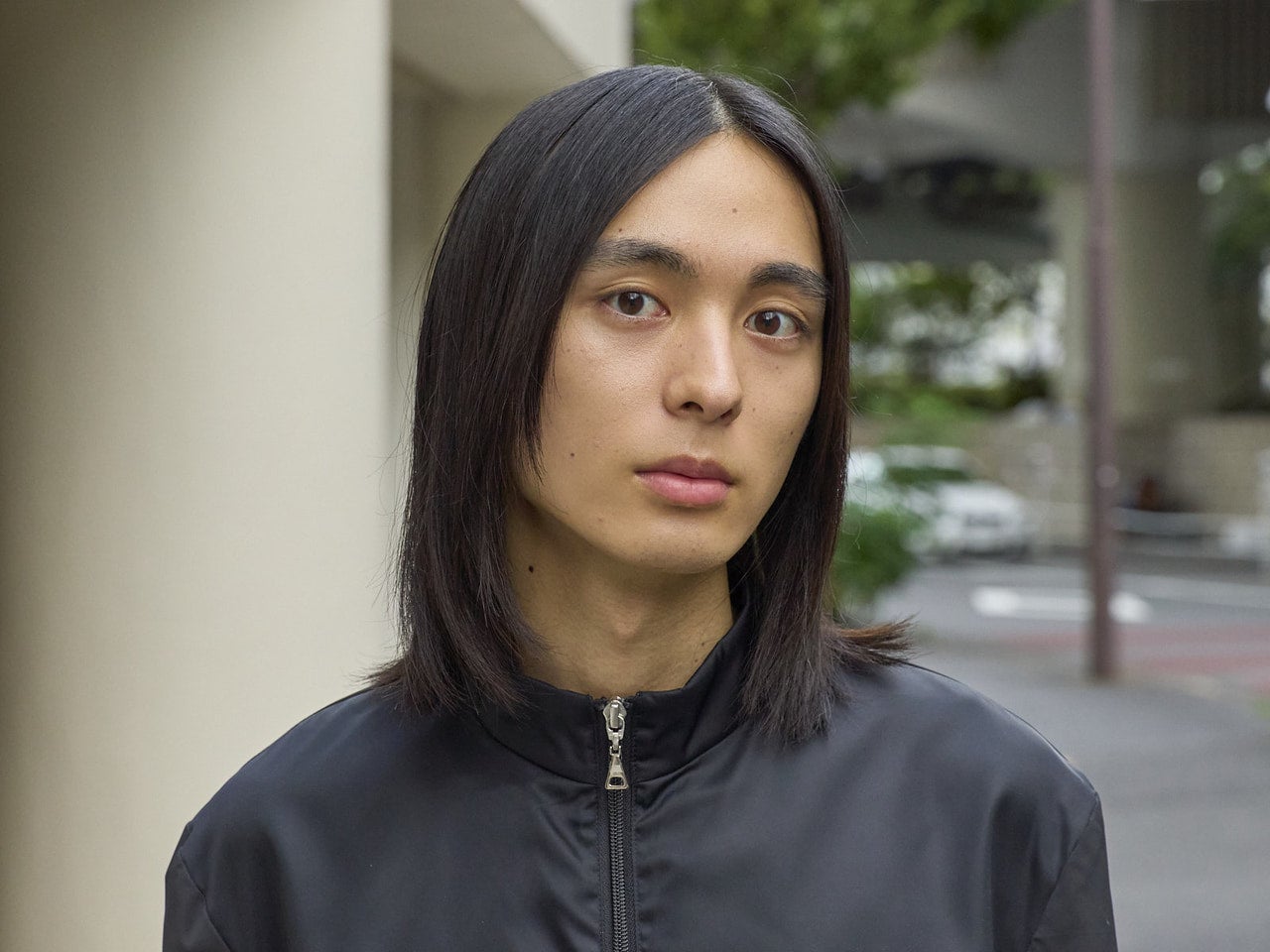 [海谷 遠音] 「グッチ」のローファーと黒ブルゾンで好印象なオールブラックに！【メンズノンノモデルの私服スナップ】