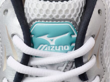 春先まで使える!「ミズノ」の新作白スニーカーは“上品さとアクセント”が融合したベストバイな一足!