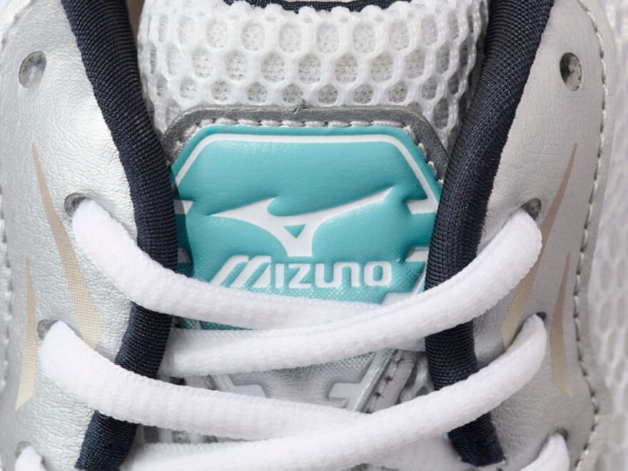 春先まで使える！「ミズノ」の新作白スニーカーは“上品さとアクセント”が融合したベストバイな一足！[MIZUNO ウェイブ ライダー 10］
