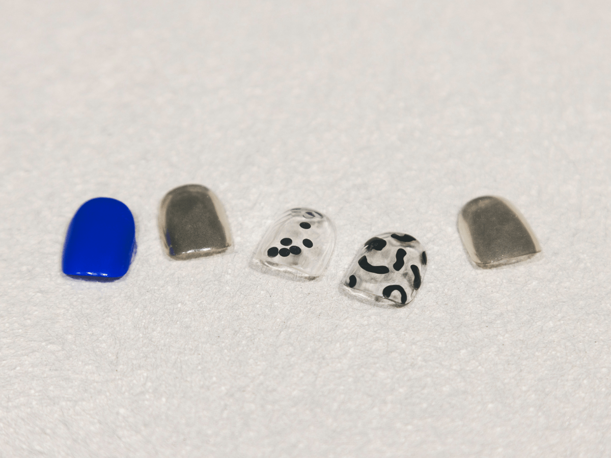 ブルー×ミラーで魅せる、さりげなく攻めたメンズネイル