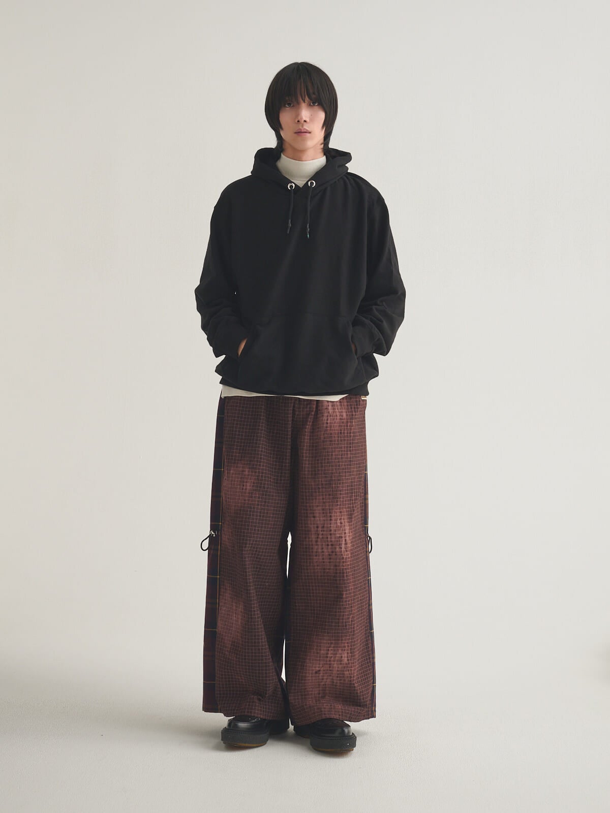 ファミマ（コンビニエンスウェア）のスウェットパーカーのオシャレな着こなし１