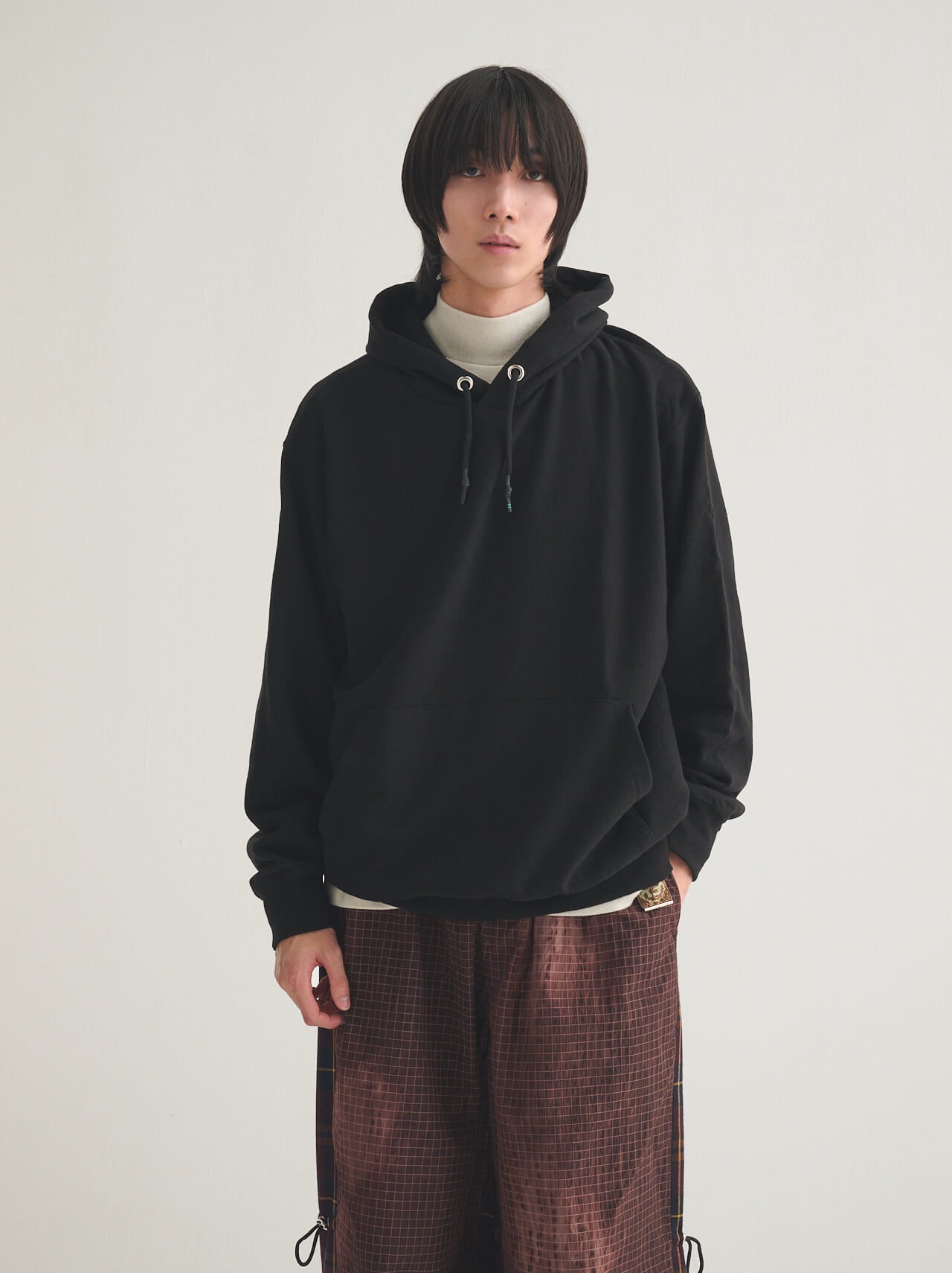 ファミマ（コンビニエンスウェア）のスウェットパーカーのオシャレな着こなし１の寄り