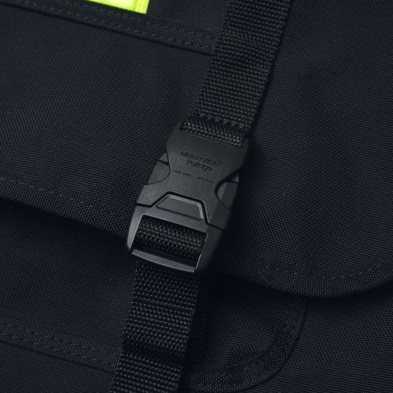 エディターが愛用すマンハッタンポーテージの黒いメッセンジャーバッグのバックル