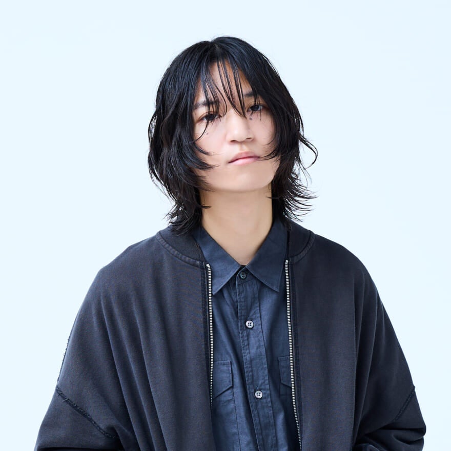 おしゃれを制するミディアムヘアは、重さと軽さの黄金バランスが決め手