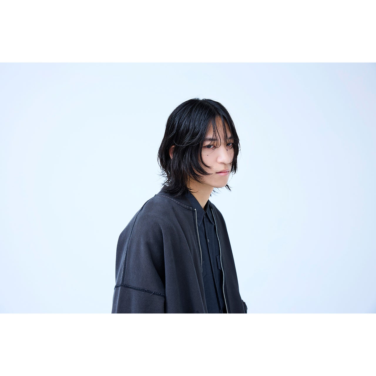 おしゃれを制するミディアムヘアは、重さと軽さの黄金バランスが決め手