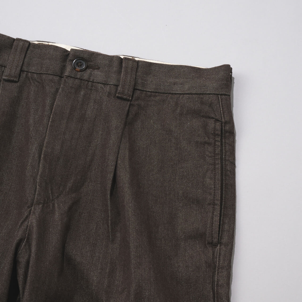 エディターが買ってよかったユニクロ:シーの愛用デニムのタックストレートパンツ/デニムのタック寄り