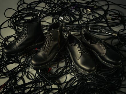 日本限定の「ドクターマーチン」はひと味違う!象徴的なステッチが“グレー”になった特別仕様の2モデルが登場。豪華アーティストによる無料ライブも開催!