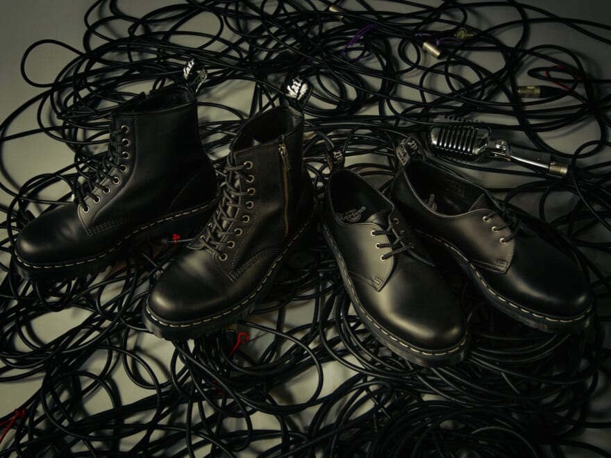 日本限定の「ドクターマーチン」はひと味違う!象徴的なステッチが“グレー”になった特別仕様の2モデルが登場。豪華アーティストによる無料ライブも開催!