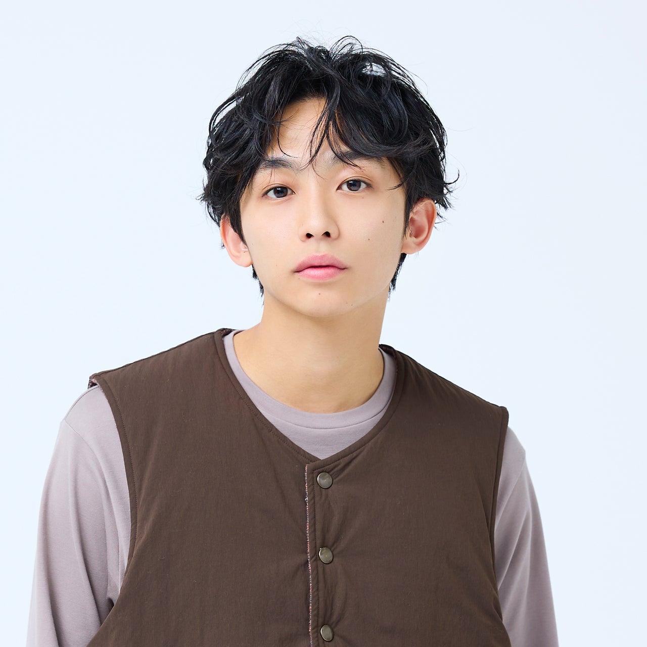 エフォートレスな印象が決め手。ラフなパーマでつくるニュアンスショート