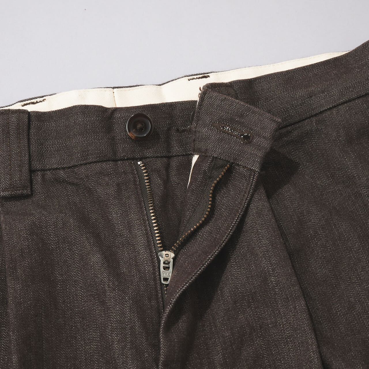 エディターが買ってよかったユニクロ:シーの愛用デニムのタックストレートパンツ/デニムのフロントジップ