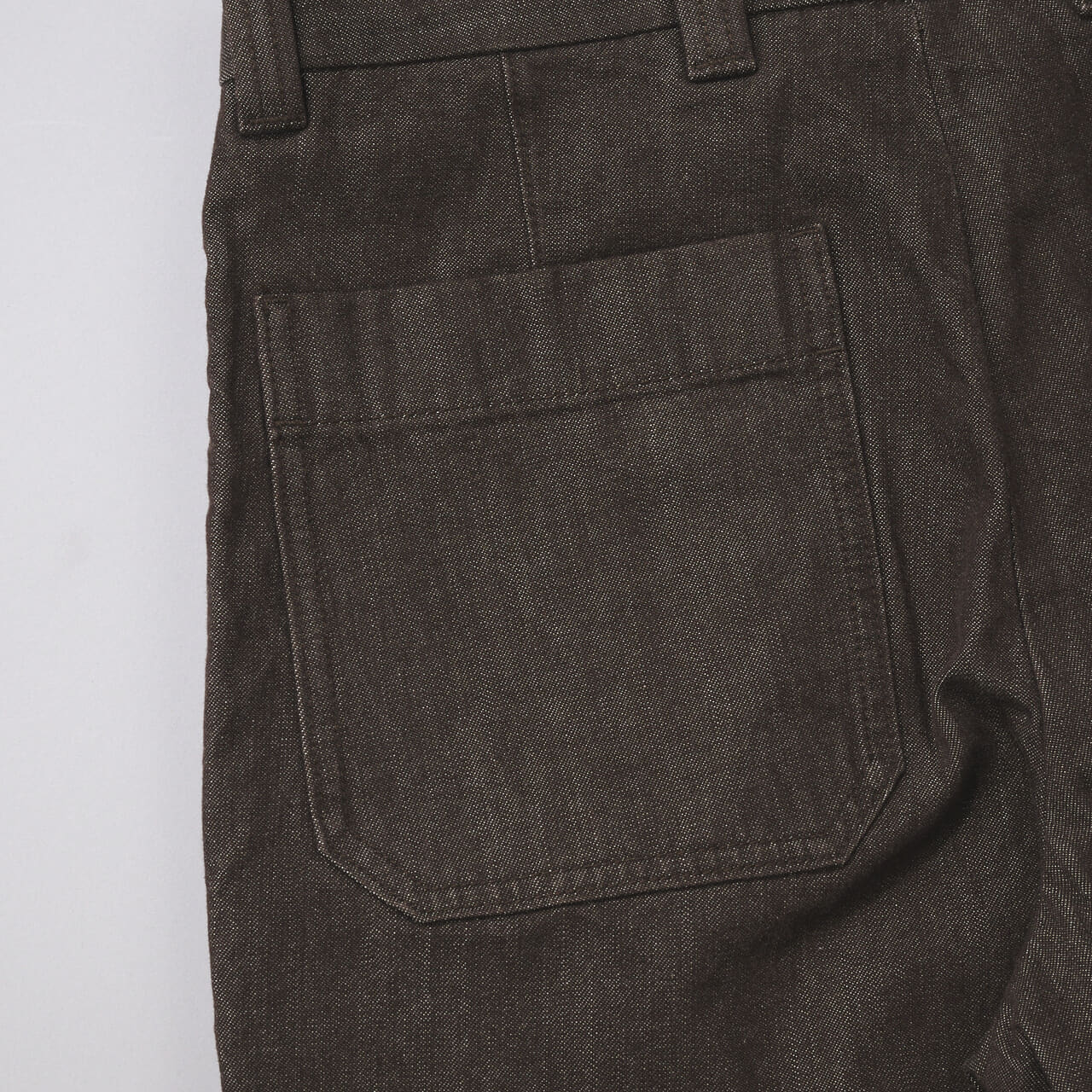 エディターが買ってよかったユニクロ:シーの愛用デニムのタックストレートパンツ/デニムのバックポケット