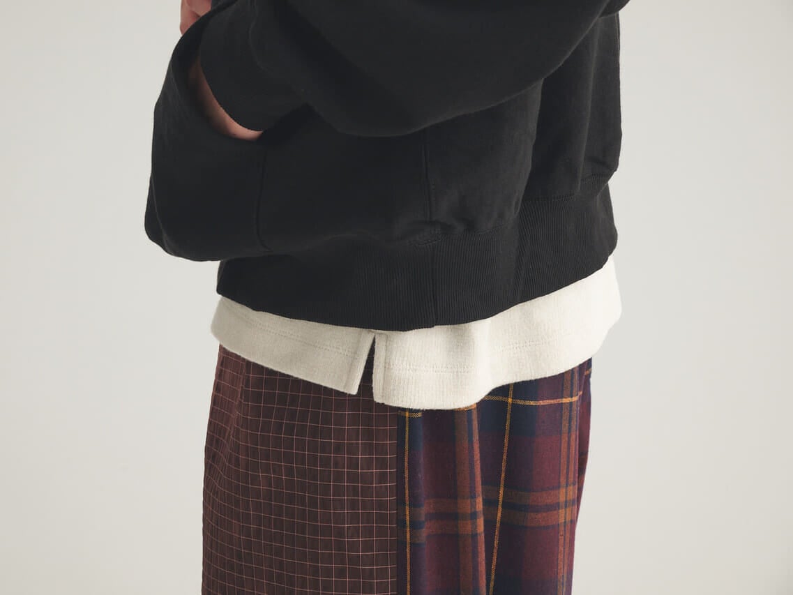 ファミマ（コンビニエンスウェア）のスウェットパーカーのオシャレな着こなし１の裾