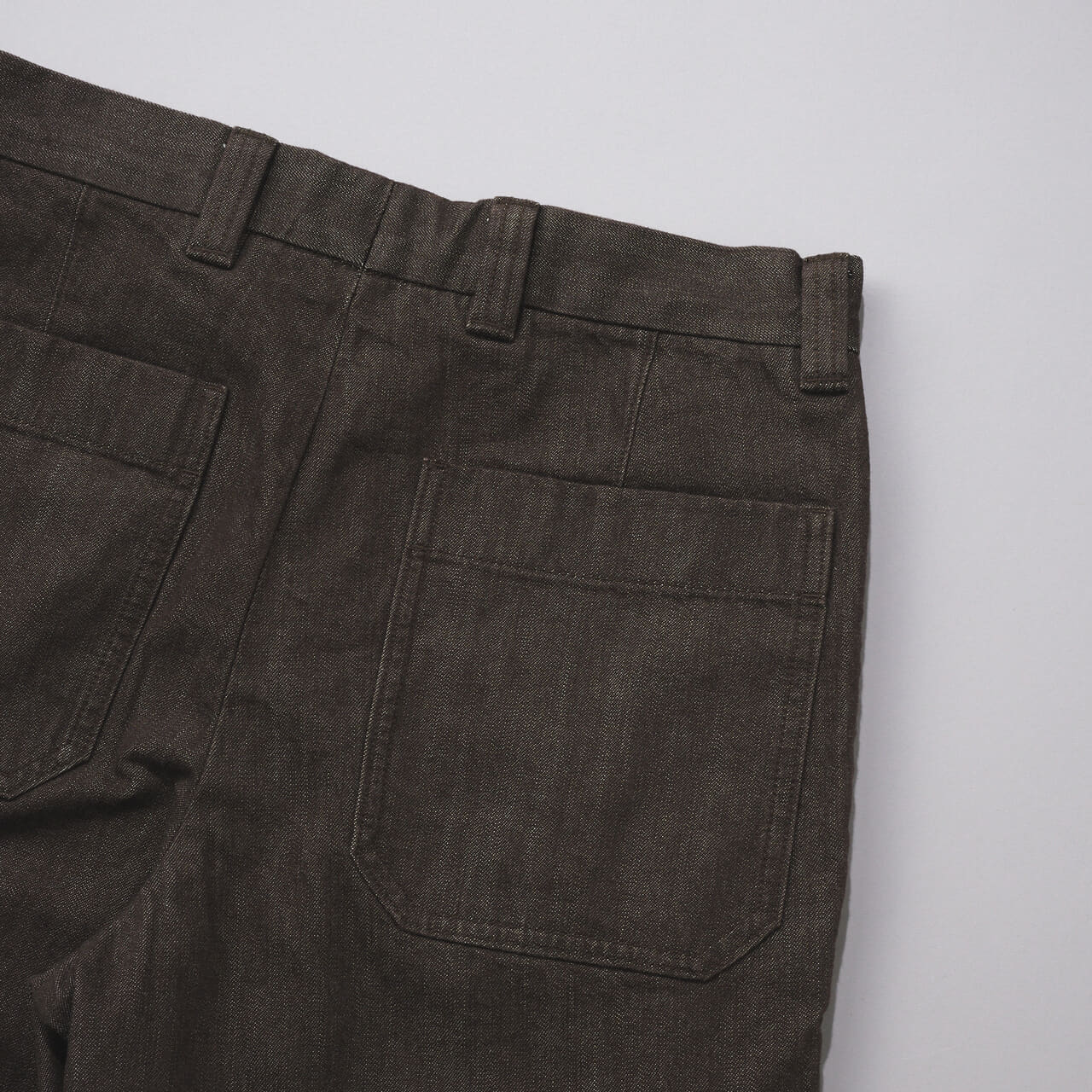 エディターが買ってよかったユニクロ:シーの愛用デニムのタックストレートパンツ/デニムのパックポケット引き