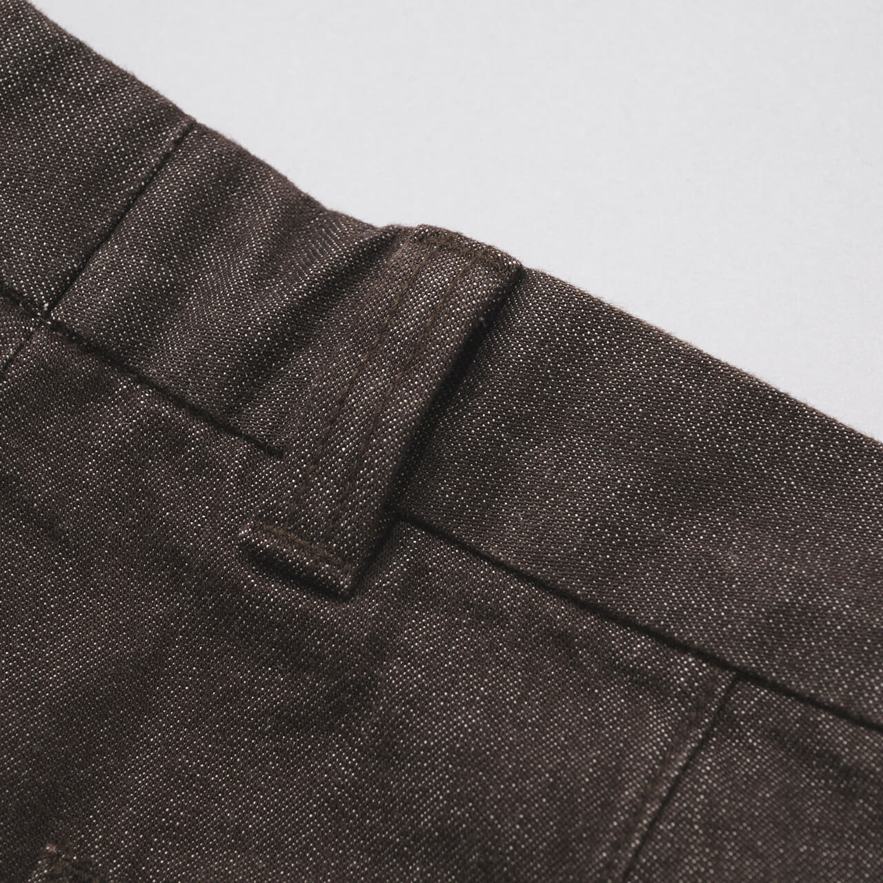 エディターが買ってよかったユニクロ:シーの愛用デニムのタックストレートパンツ/デニムのベルトループ