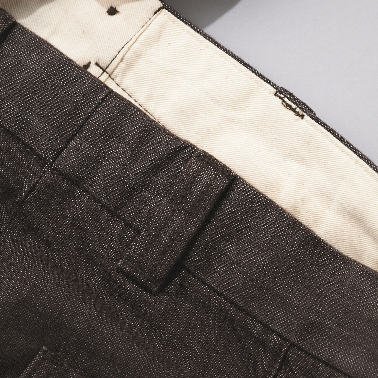 エディターが買ってよかったユニクロ:シーの愛用デニムのタックストレートパンツ/デニムの当て布