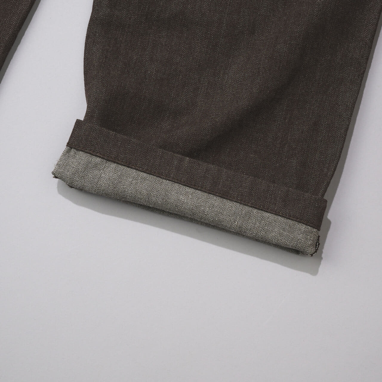 エディターが買ってよかったユニクロ:シーの愛用デニムのタックストレートパンツ/デニムの裾