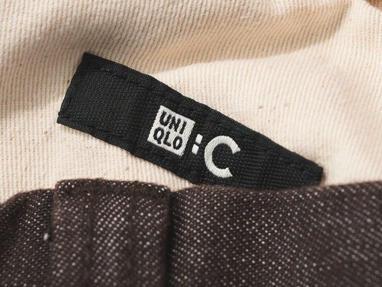 エディターが買ってよかったユニクロ:シーの愛用デニムのタックストレートパンツ/デニムのタグ寄り