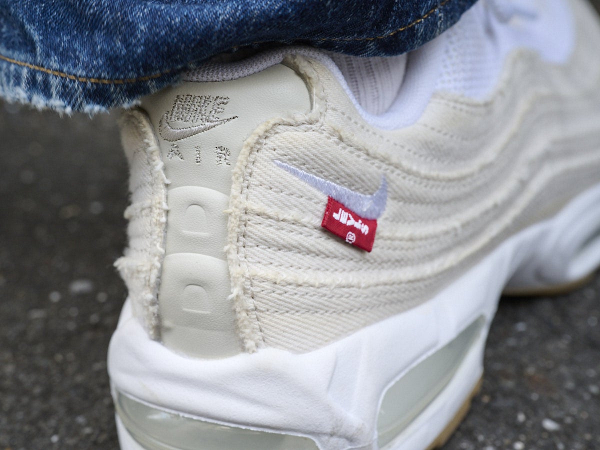 ナイキ×リーバイスのスニーカーのタブ
