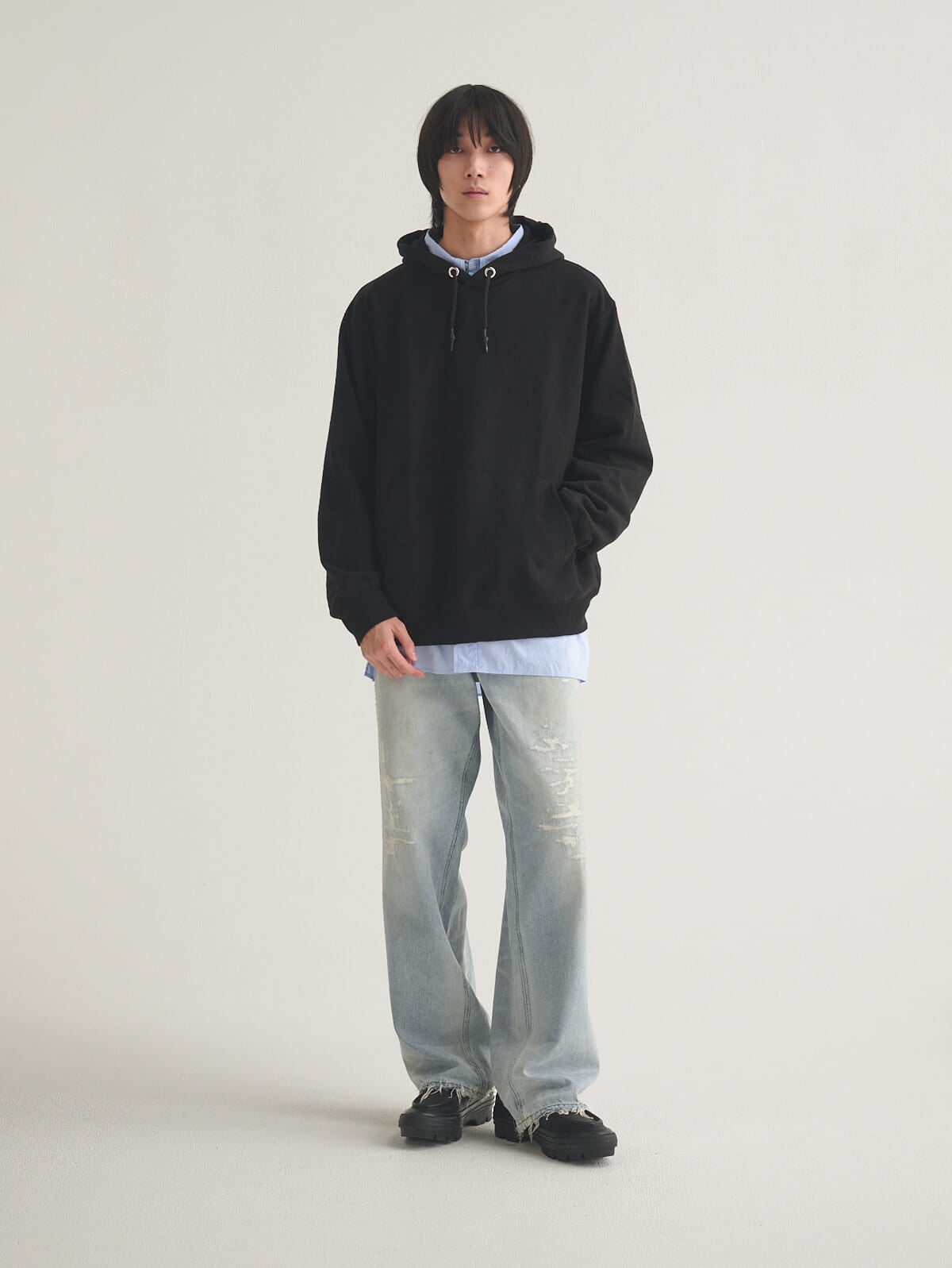 ファミマ（コンビニエンスウェア）のスウェットパーカーのオシャレな着こなし２