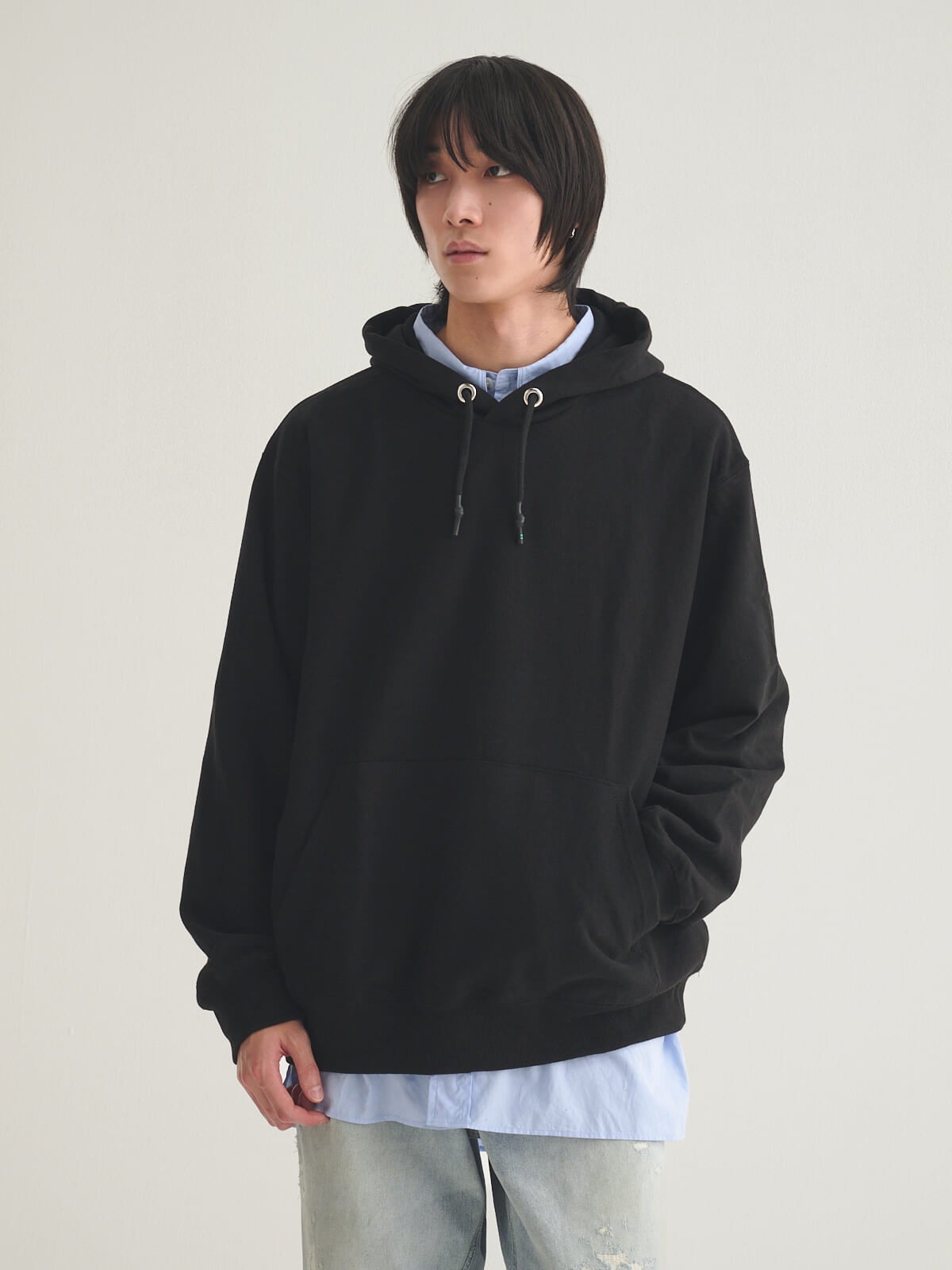 ファミマ（コンビニエンスウェア）のスウェットパーカーのオシャレな着こなし２の寄り