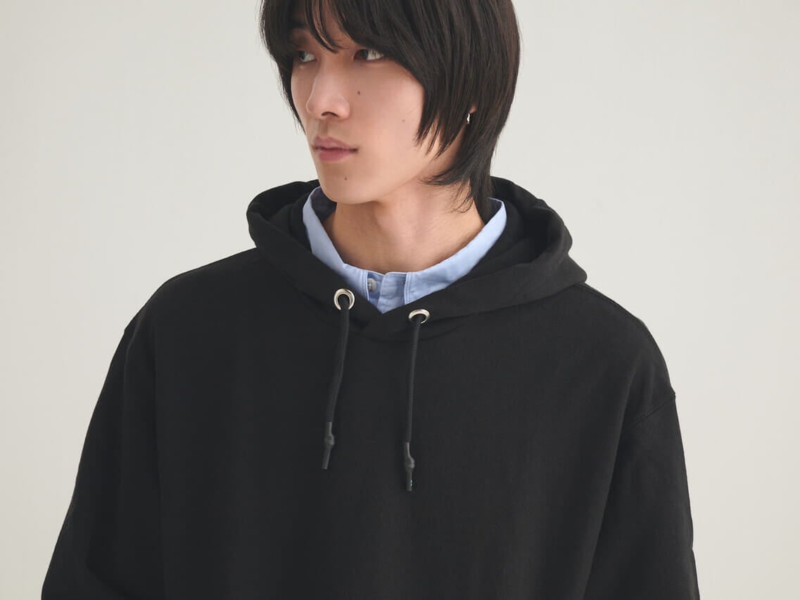 ファミマ（コンビニエンスウェア）のスウェットパーカーのオシャレな着こなし２のレイヤード