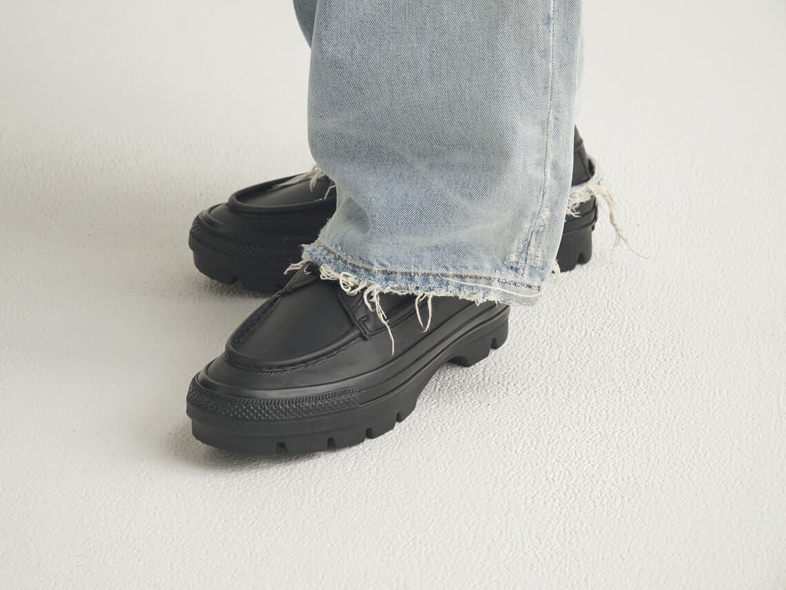 ファミマ（コンビニエンスウェア）のスウェットパーカーのオシャレな着こなし２の足元