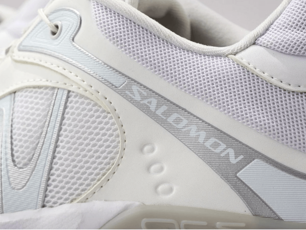 [Gallery]まさに“都会的ギア”。「サロモン」名作白スニーカーの汎用性が高すぎた。アクティブにもキレイめにも履ける間違いなしな一足！