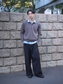 [石川 愛大] 「ユニクロ：シー」のニットポロとシャツのレイヤードを黒革靴でさらに大人っぽく！【メンズノンノモデルの私服スナップ】