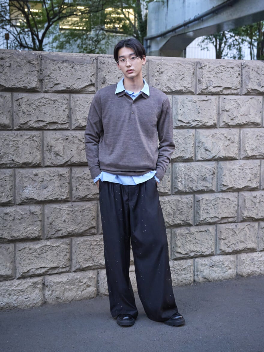 [石川 愛大] 「ユニクロ：シー」のニットポロとシャツのレイヤードを黒革靴でさらに大人っぽく！【メンズノンノモデルの私服スナップ】