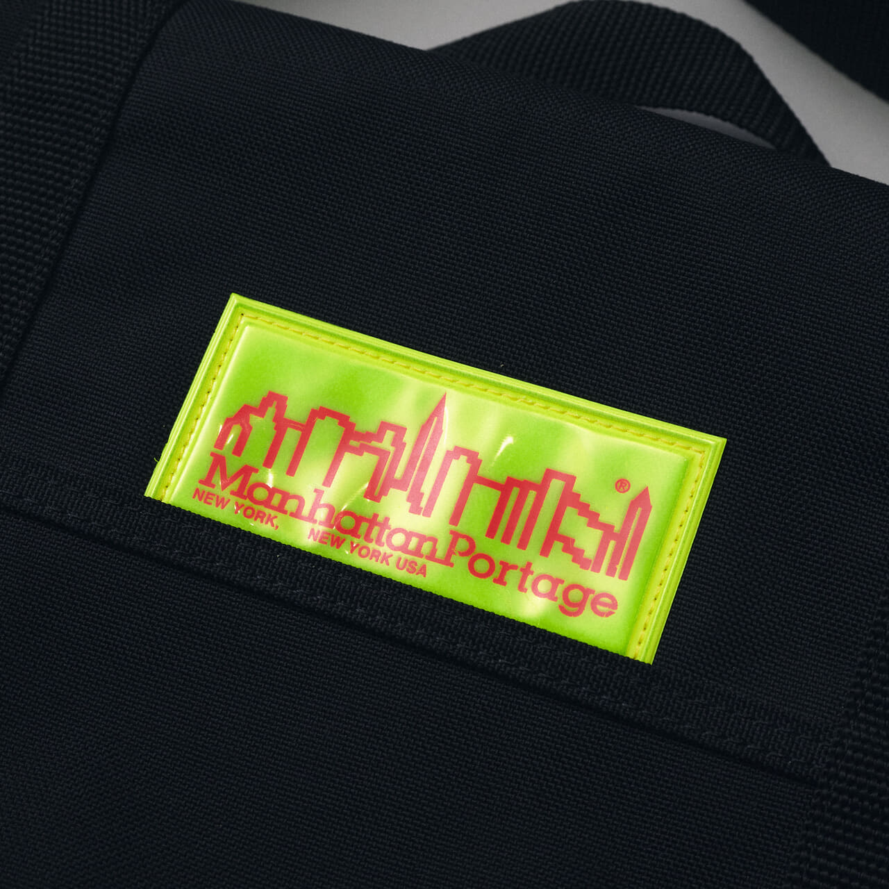 エディターが愛用すマンハッタンポーテージの黒いメッセンジャーバッグのロゴ寄り