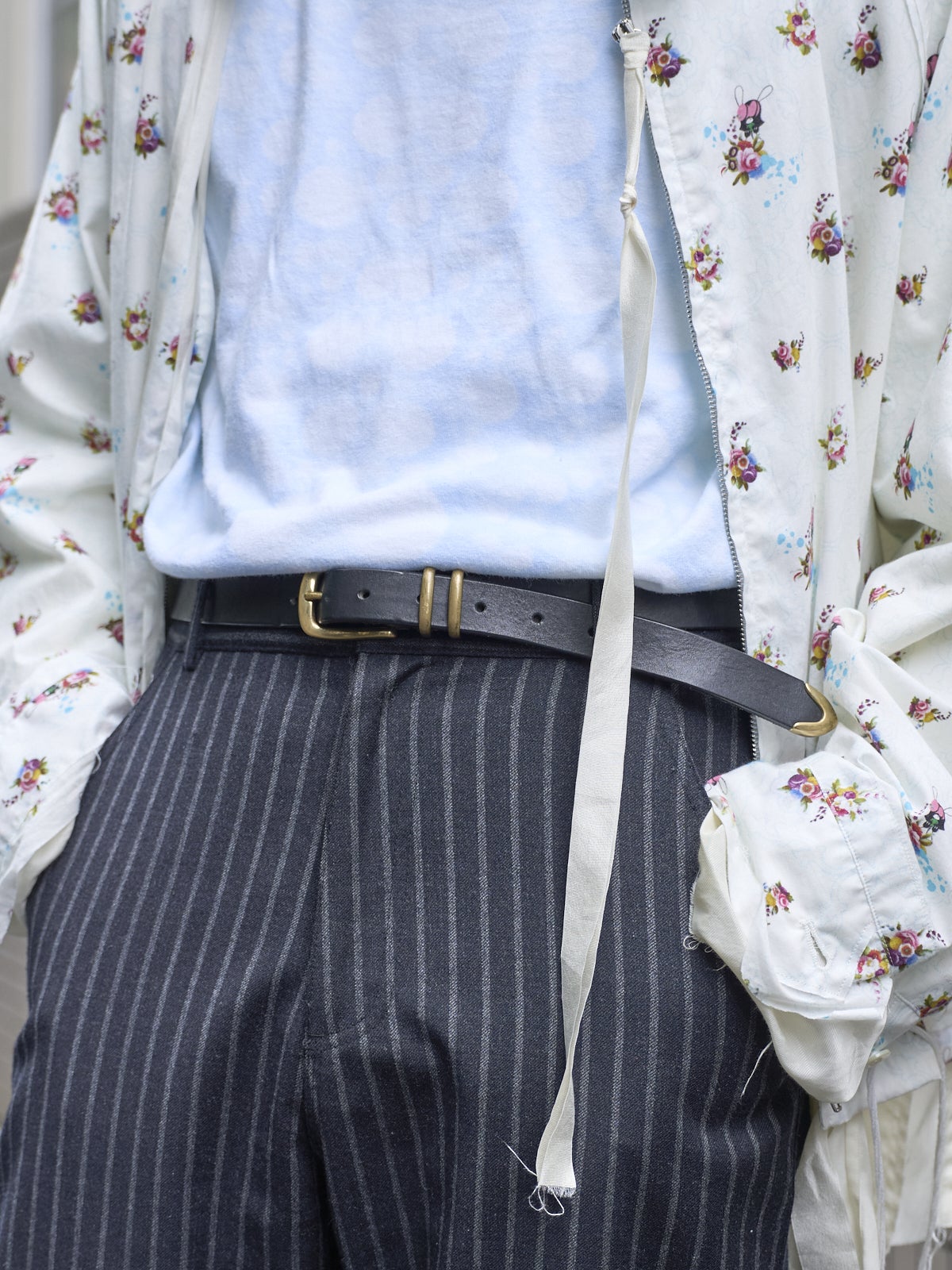 インナーのシャツがカラーが効いて、アクセントに。