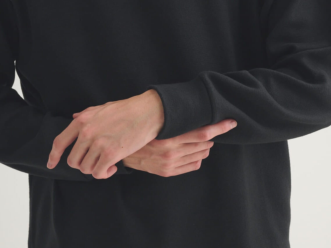 ユニクロの新作フリースのソフトニットフリースクルーネックTの試着＆本音レビューの袖