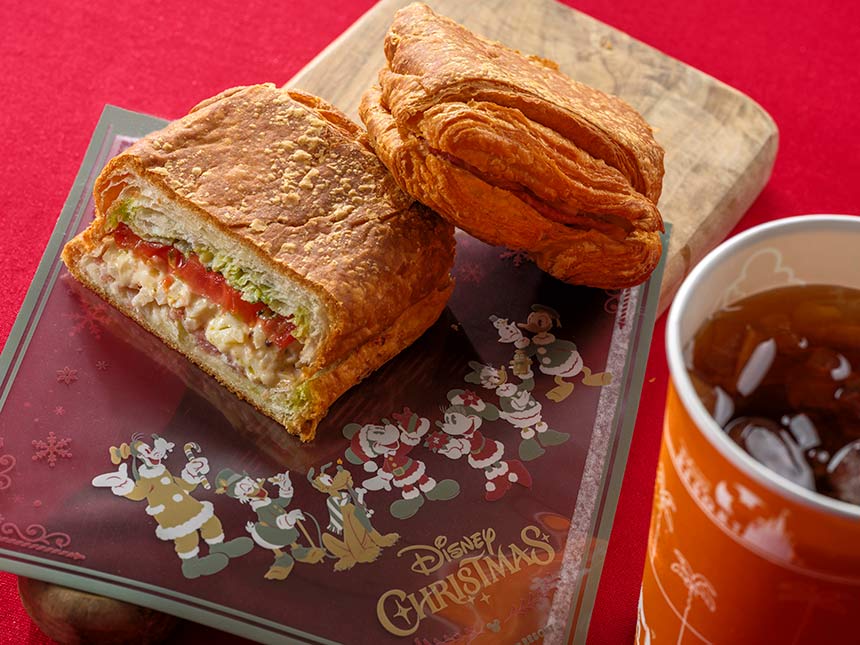 ディズニークリスマス食べ歩きフード「スペシャルデニッシュサンド（生ハム、ツナ・ポテト、チーズ）」