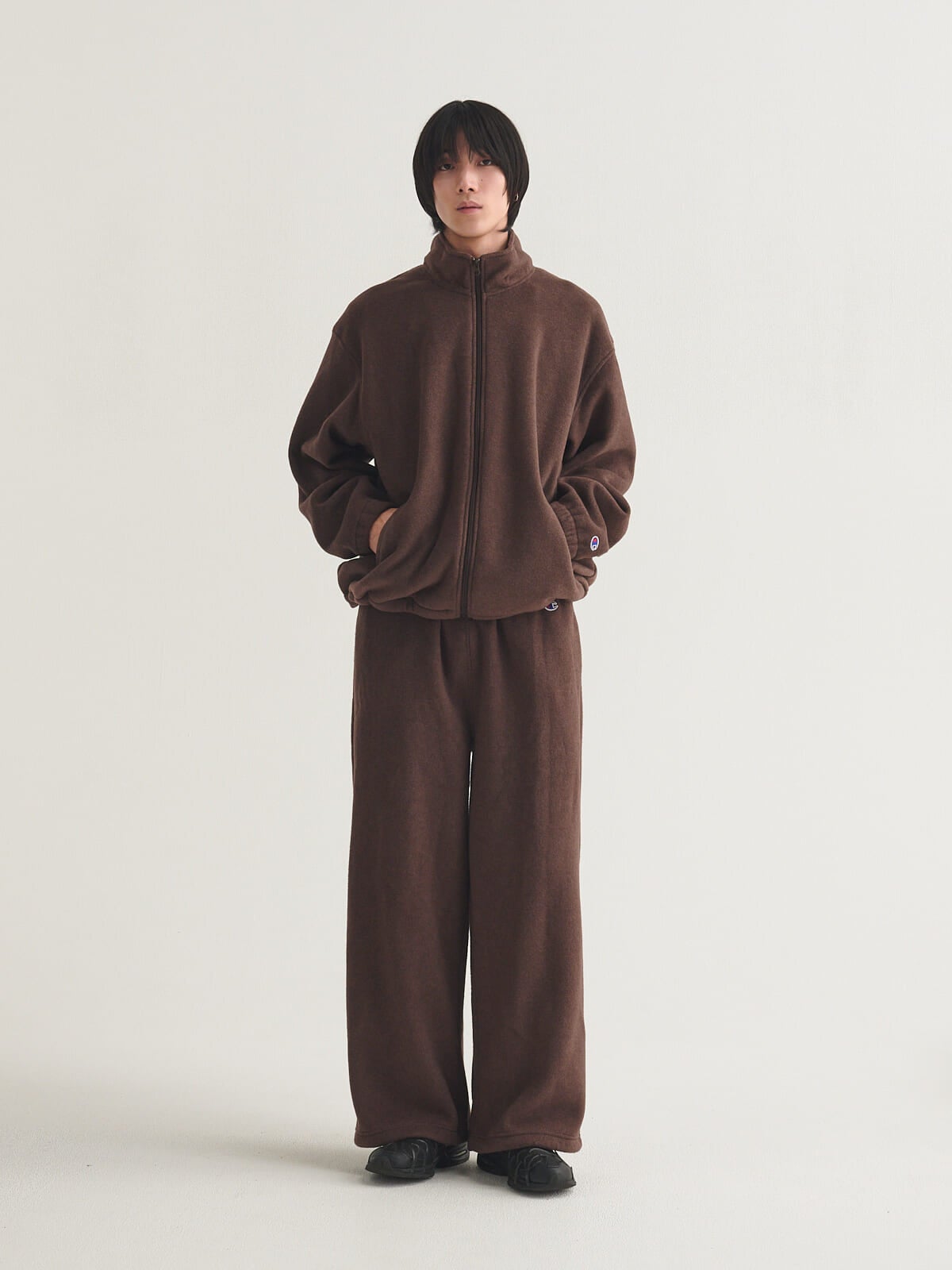 チャンピオンとビームスのコラボフリースパンツとジャケットの着用カット