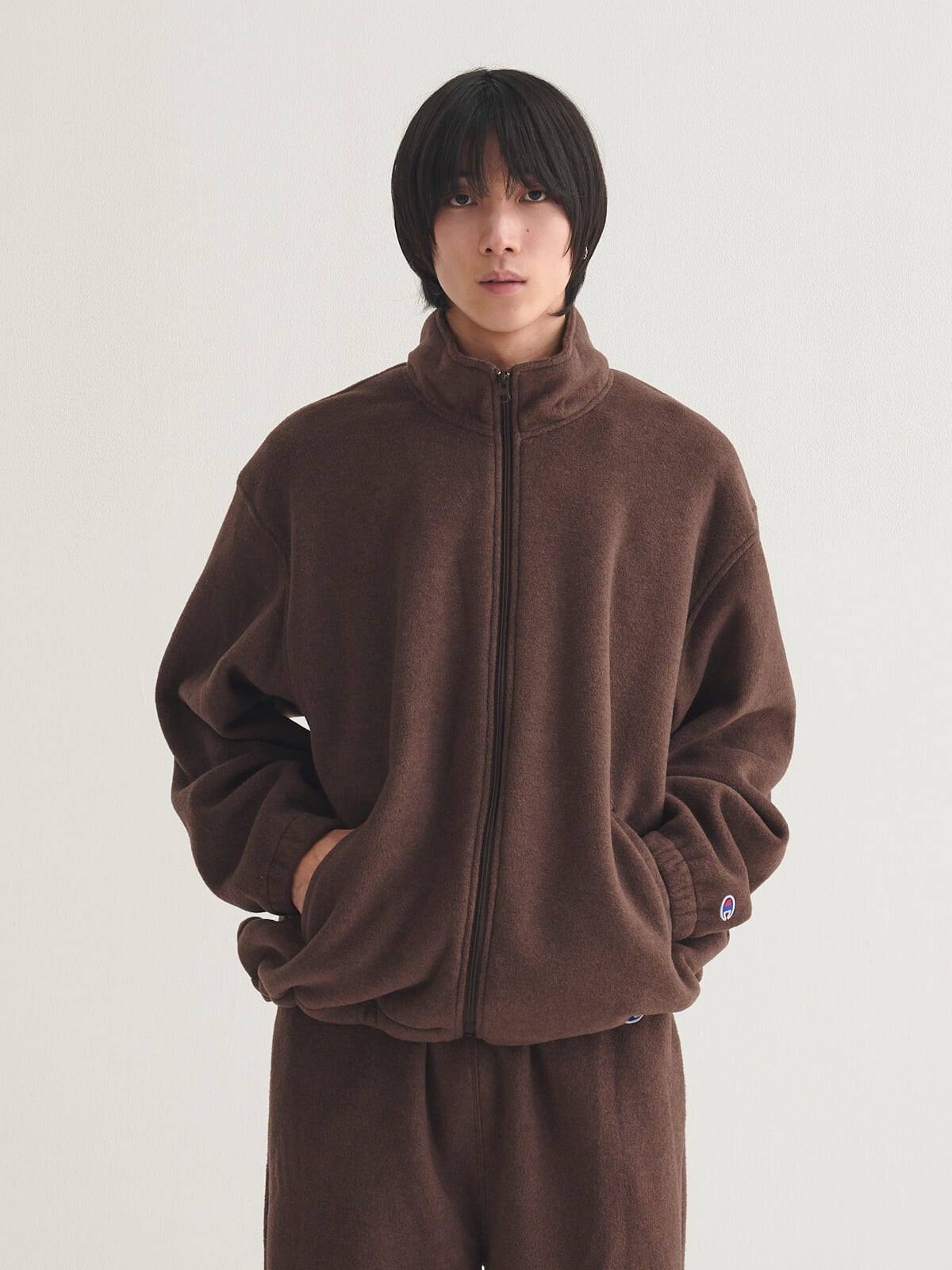 チャンピオンとビームスのコラボフリースジャケットの着用カット